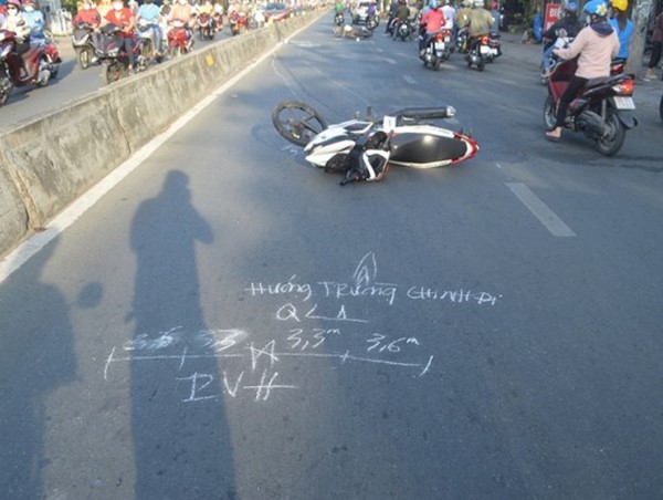 Tai nạn giao thông mới nhất hôm nay 23/3: Tìm 2 thanh niên bỏ xe máy sau vụ tai nạn