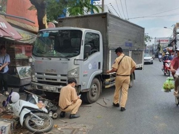 Tai nạn giao thông mới nhất hôm nay 24/3: Xe tải tông ô tô, rồi húc văng xe máy, cô gái đứng mua bánh mỳ nhập viện