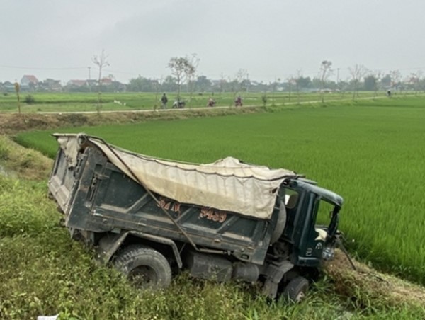 Đâm xe khách móp đầu, xe tải lao xuống ruộng, tài xế bị thương
