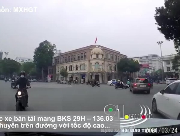 [Clip] Hà Nội: Hú hồn xe bán tải phóng nhanh ‘'suýt’’ đâm trúng người đi đường