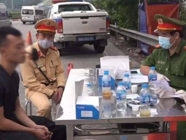 Bị thông báo dương tính với ma túy, tài xế ném chai nước tiểu và giật lại giấy phép lái xe