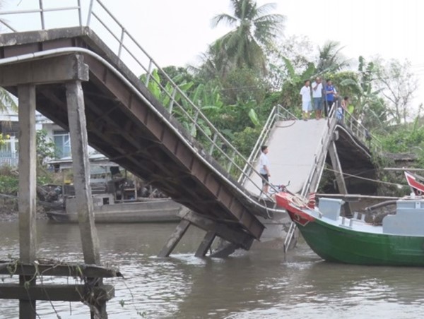 Ghe chở hàng chục tấn lúa tông sập cầu ở Đồng Tháp
