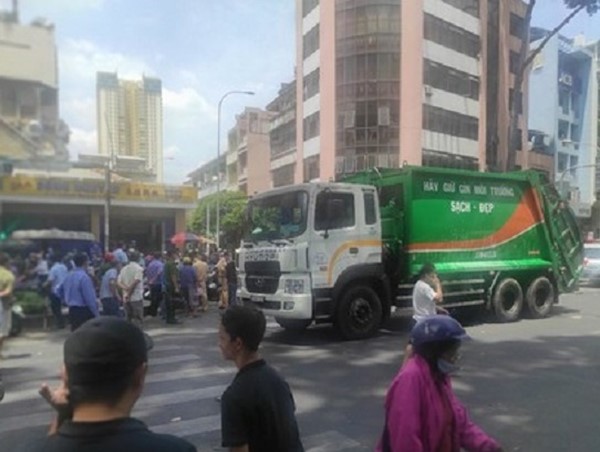 Xe rác va chạm xe đạp, một phụ nữ bán vé số tử nạn