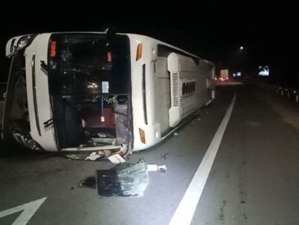 Tai nạn giao thông mới nhất hôm nay 25/3: Xe chở công nhân bất ngờ tông dải phân cách khiến 5 người bị thương