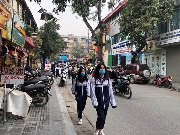 Hàng quán đua nhau lấn chiếm vỉa hè, lòng đường Hà Nội