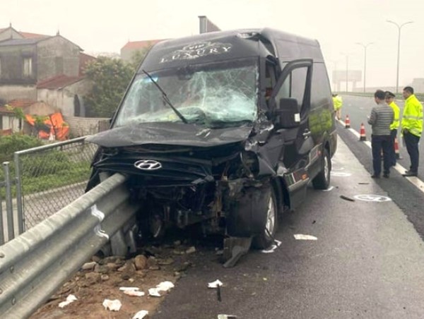 Tai nạn giao thông mới nhất hôm nay 26/3: Xe limousine lao vào dải phân cách