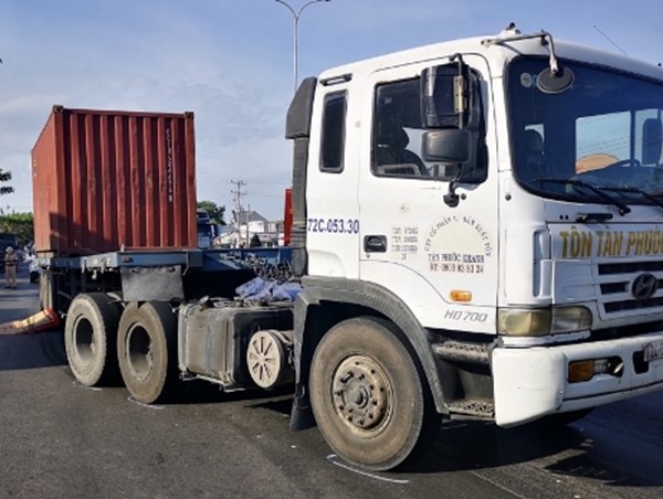 Va chạm với container trên Quốc lộ 51, 1 người phụ nữ chết thảm