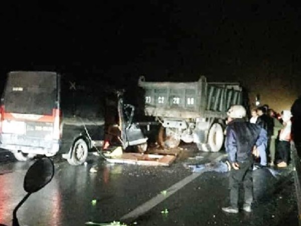 Xe khách va chạm ô tô tải làm 3 người chết, 2 người bị thương