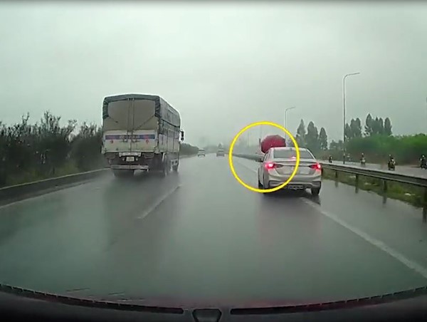 Nữ công nhân thoát chết khi băng qua cao tốc Hà Nội - Bắc Giang