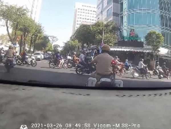 Cảnh sát giao thông mở đường cho xe chở sản phụ đến bệnh viện an toàn