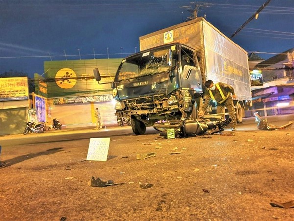 Tai nạn giao thông mới nhất hôm nay 27/3: Xe máy đấu đầu xe tải, 2 thanh niên thương vong