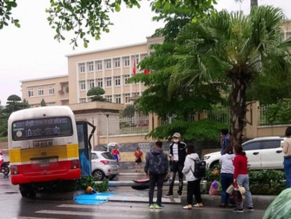 Tránh xe máy đi ngược chiều xe buýt đâm đổ cột điện