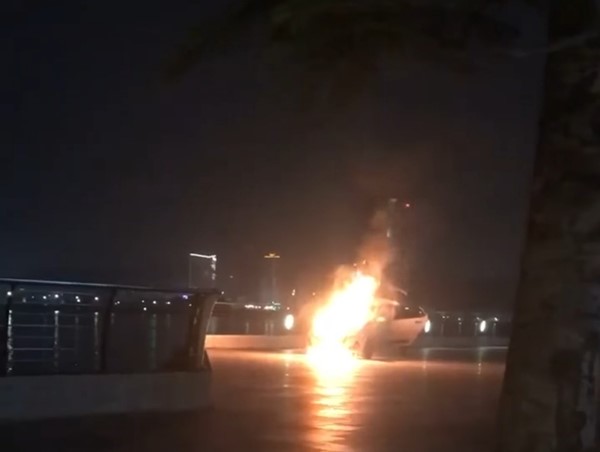 Quảng Ninh: Ô tô con bất ngờ bốc cháy dữ dội