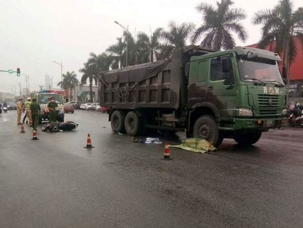 Tai nạn giao thông mới nhất hôm nay 28/3: Xe tải va chạm xe máy, nữ tài xế tử vong thương tâm