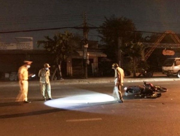 Lao thẳng vào đuôi xe container, tài xế xe máy nguy kịch