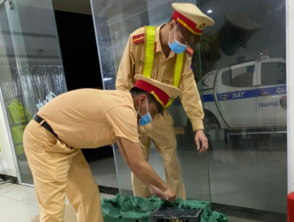 Bắt giữ xe khách vận chuyển động vật hoang dã