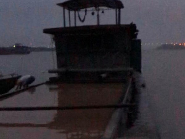 Hà Nội: Phát hiện, bắt giữ 1 tàu hút cát trái phép trên sông Hồng