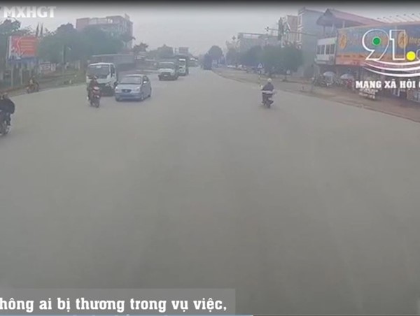 [Clip] Sang đường bất cẩn, đôi nam nữ đi xe máy bị tông ngã văng xuống đường