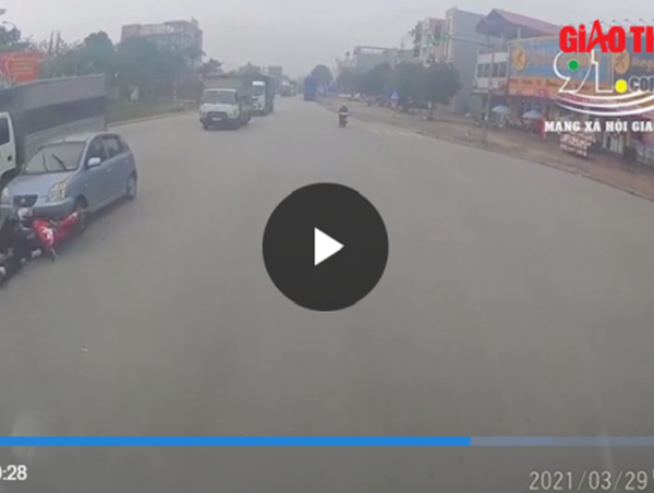 Sang đường bất cẩn, đôi nam nữ bị ô tô tông ngang xe