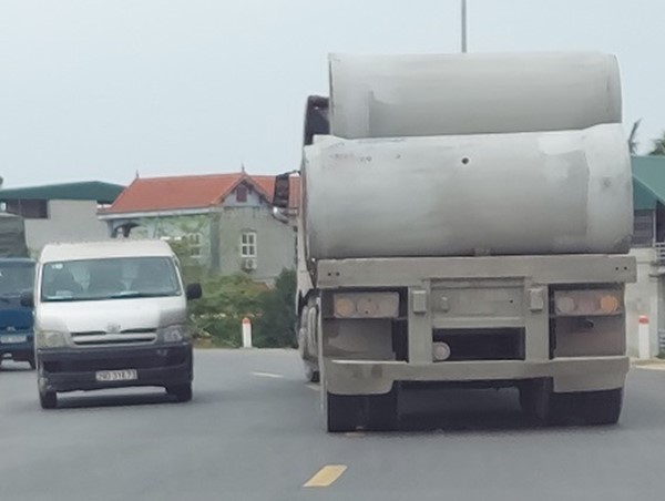 [Bạn đọc viết] Ẩn họa từ những chiếc xe chở hàng “khủng”