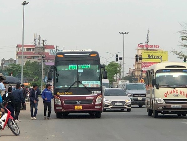 Nút giao Quốc lộ 2 với cao tốc Nội Bài - Lào Cai: Hỗn loạn vì chợ cóc, bến cóc