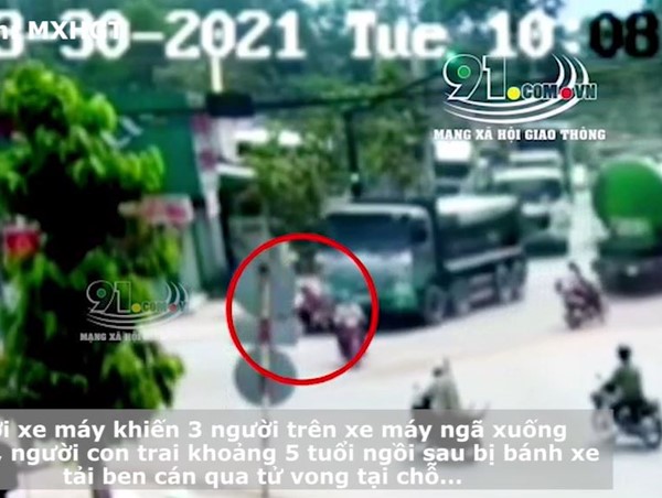 [Clip] Xe ben vào cua va phải xe máy, bé trai thiệt mạng tại chỗ