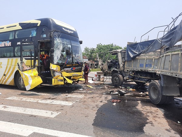 Xe tải tông trực diện xe khách, tài xế bị thương nặng