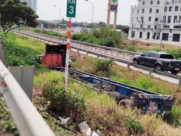 Tai nạn giao thông mới nhất hôm nay 31/3: Xe đầu kéo lao xuống mương nước trên cao tốc TP Hồ Chí Minh - Dầu Giây