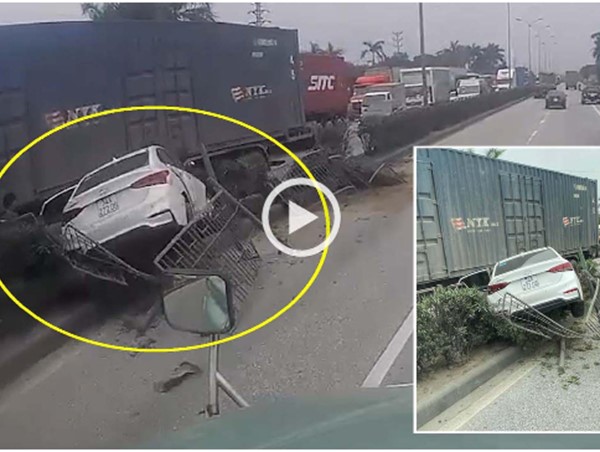 [Clip] Va chạm với xe container cùng chiều, ô tô con húc đổ dải phân cách rồi xoay 180 độ