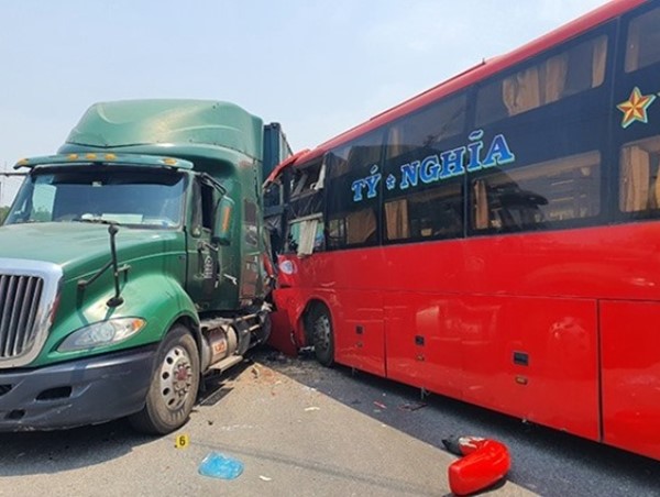 Tai nạn giao thông mới nhất hôm nay 1/4: Xe khách tông container và xe máy, một người bị thương
