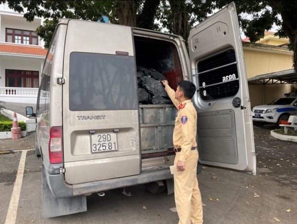 Quảng Ninh: Bắt giữ xe tải vận chuyển 5 tấn than trái phép