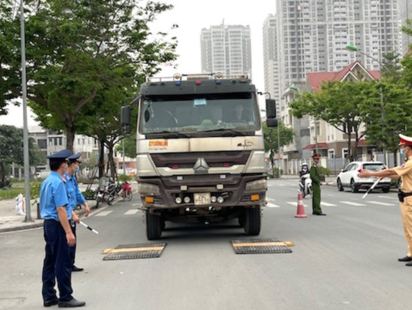 Quận Hà Đông: Phạt gần 60 xe quá khổ, quá tải