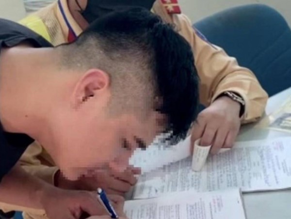 Phạt 17 triệu, tạm giữ xe tải chạy ngược chiều trên cao tốc Nội Bài - Lào Cai