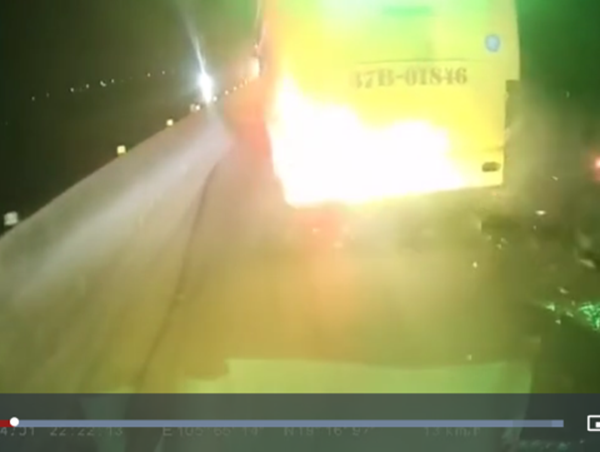 Phóng tốc độ kinh hoàng, 2 thanh niên lao vào đuôi xe khách