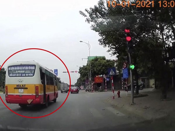 Hà Nội: Tài xế xe buýt bị phạt 4 triệu đồng do vượt đèn đỏ từ tin báo trên facebook