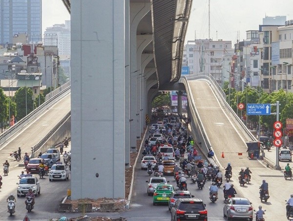 Xử phạt hàng loạt ô tô dừng đỗ trên đường vành đai 2