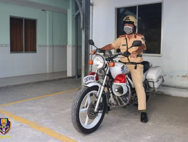 Chiến sĩ cảnh sát giao thông hỗ trợ đưa người bệnh đến bệnh viện cấp cứu
