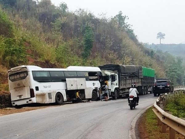 Xe khách đấu đầu xe tải, 4 người nhập viện, hàng chục người hoảng loạn