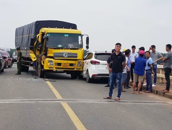 Xe tải gây tai nạn liên hoàn, Quốc lộ 14 tê liệt