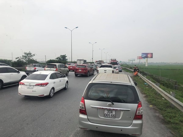Các tuyến đường vào TP Hà Nội ken đặc xe, BOT xả trạm trong ngày Tết Thanh minh
