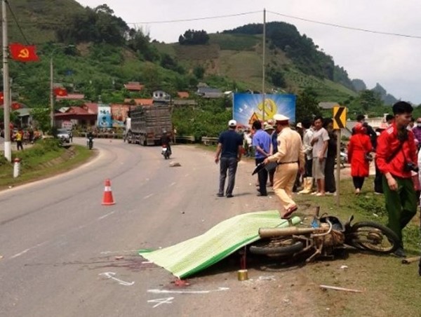 Tai nạn giao thông mới nhất hôm nay 4/4: Nữ tài xế tử vong thương tâm dưới bánh xe đầu kéo trên Quốc lộ 6