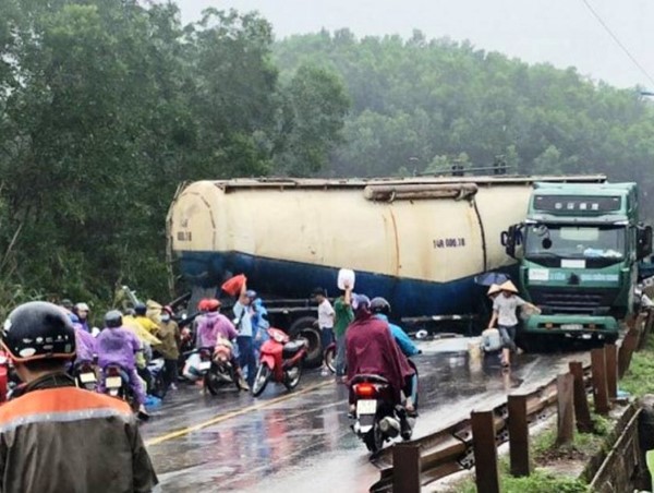 Xe bồn vắt ngang đường, Quốc lộ 18 tê liệt