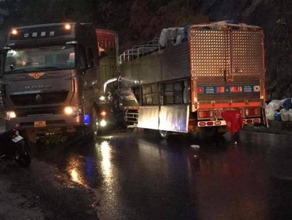 Xe đầu kéo va chạm xe tải, tài xế nhập viện cấp cứu