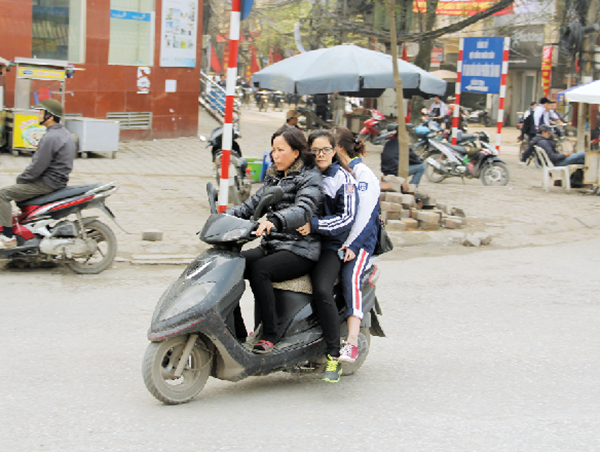 [Thói hư - tật xấu trong văn hóa giao thông Hà Nội] Bài 3: Nỗi lo người lớn làm hư trẻ nhỏ