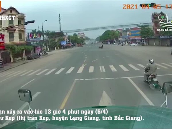 [Clip] Thót tim cảnh cháu chở bà trên xe máy điện, vượt đèn đỏ, lao thẳng đầu xe tải