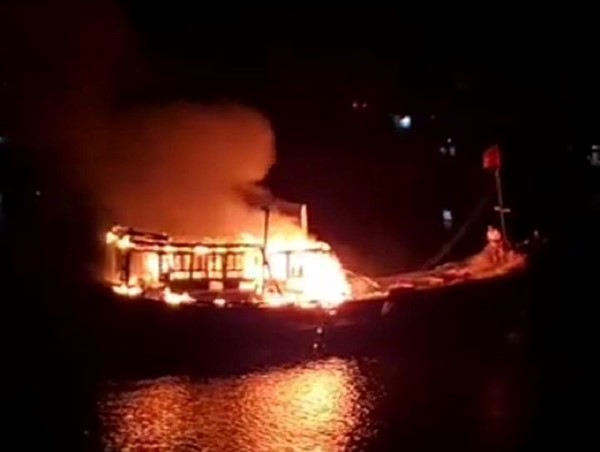 Quảng Ngãi: Tàu cá bốc cháy dữ dội lúc rạng sáng