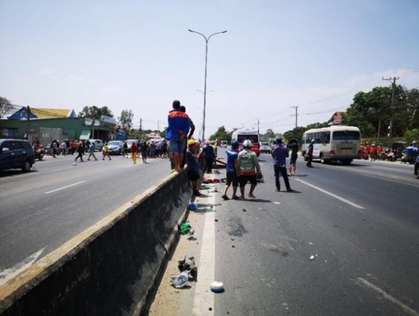 Tai nạn giao thông mới nhất hôm nay 6/4: Xe khách va chạm xe máy, 2 người tử vong tại chỗ