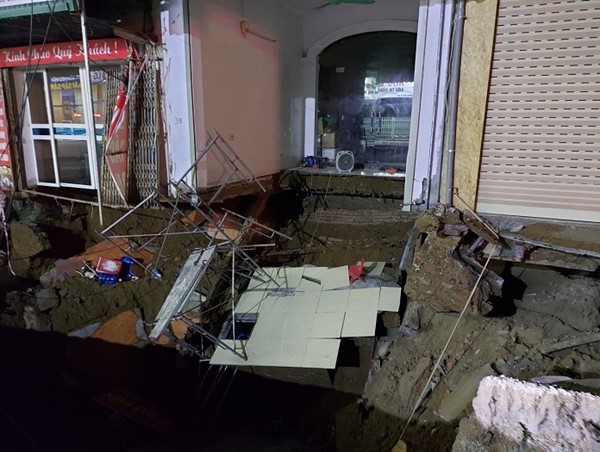 Di dời 12 hộ với 60 nhân khẩu khỏi vùng nguy hiểm của “hố tử thần”.