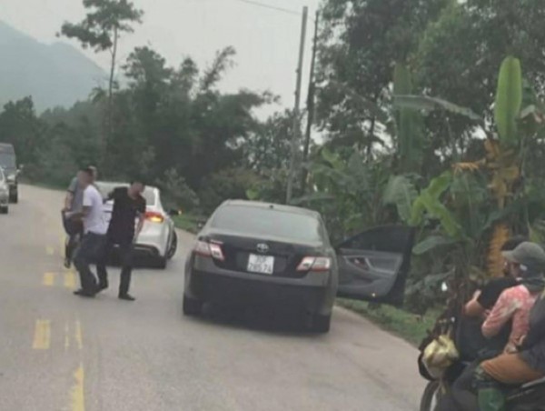Quảng Ninh: Điều tra nhóm đối tượng tạt đầu xe và hành hung người đi đường