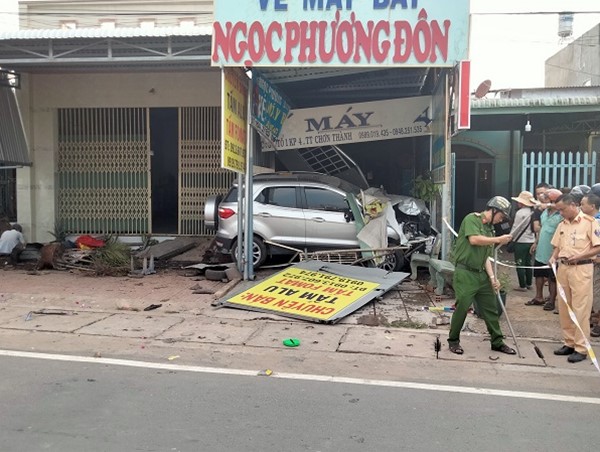 Bình Phước: Lái ô tô gây tai nạn khiến 2 người thương vong